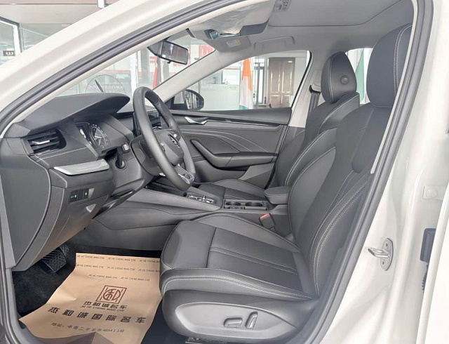 Skoda Octavia 1.4 л 2022 г. Белый, пробег 23000 км