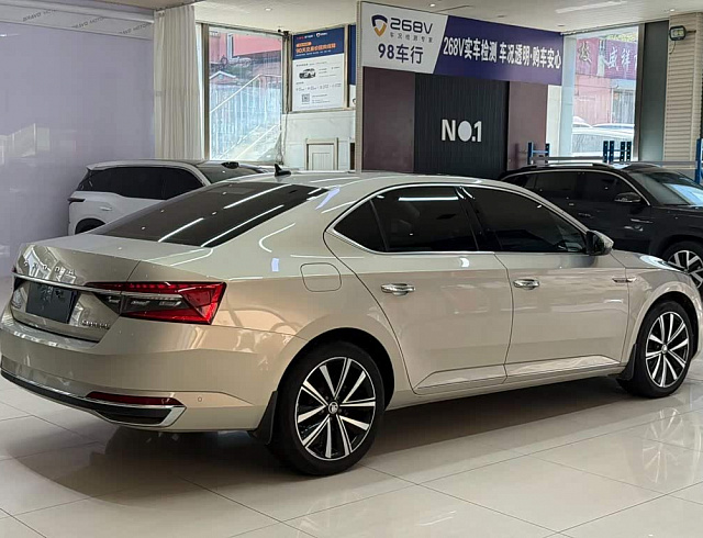 Skoda Superb 1.4 л 2023 г. желто-оранжевый, пробег 26000 км