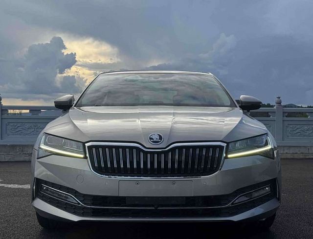 Skoda Superb 1.4 л 2022 г. желто-оранжевый, пробег 24000 км