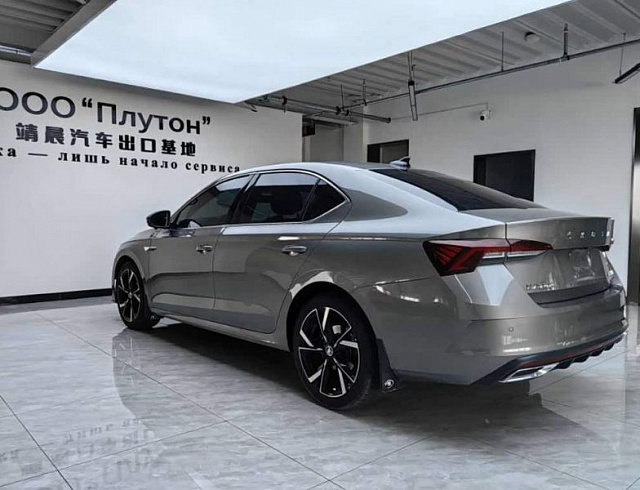 Skoda Octavia 1.4 л 2023 г. Серебристо-серый, пробег 31000 км