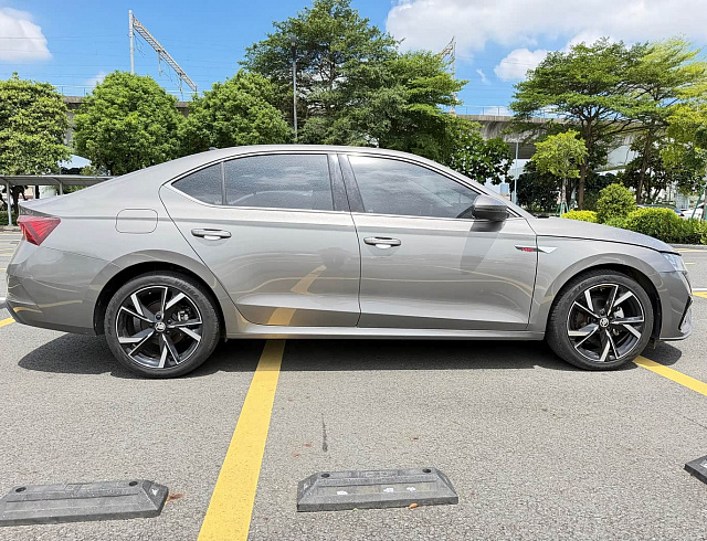 Skoda Octavia 1.4 л 2022 г. Серебристо-серый, пробег 16000 км