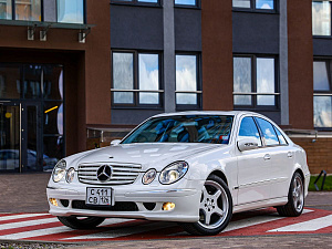 Mercedes-Benz E-Класс белый 2005