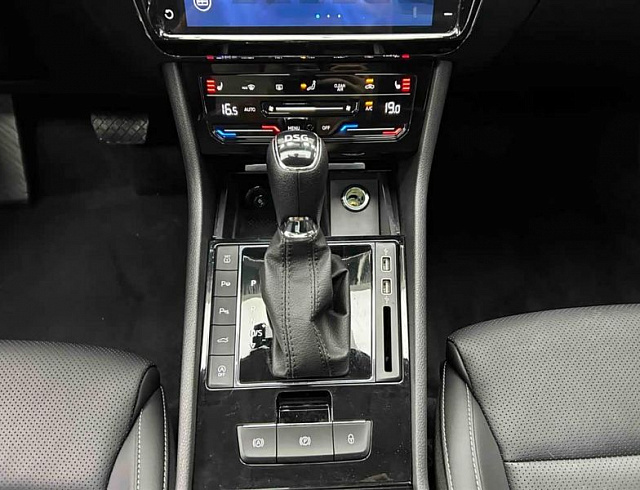 Skoda Superb 1.4 л 2024 г. Чёрный, пробег 8500 км