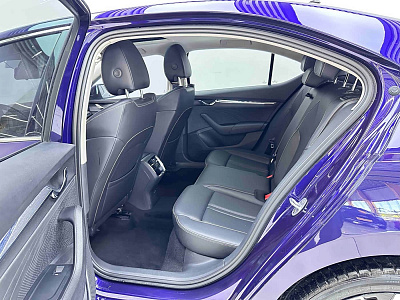 Skoda Octavia 1.4 л 2021 г. красный/фиолетовый, пробег 37800 км