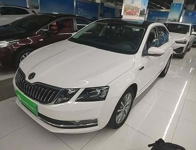 Skoda Octavia 1.2 л 2021 г. Белый, пробег 39900 км