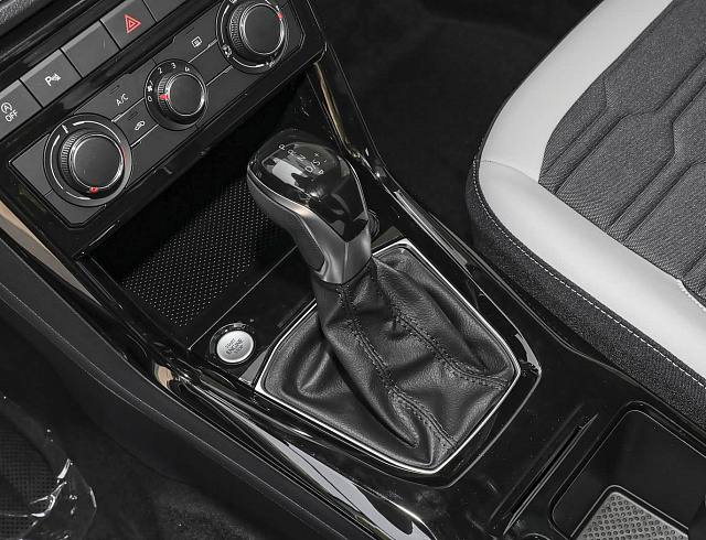 Volkswagen Tharu XR 1.5 Sharp Edition