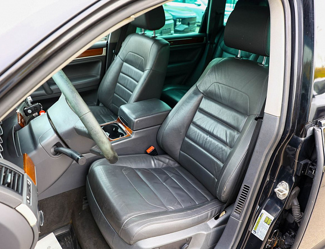 Volkswagen Touareg черный 2008