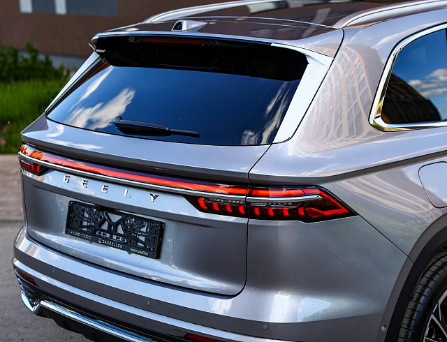 Geely Monjaro серый 2026