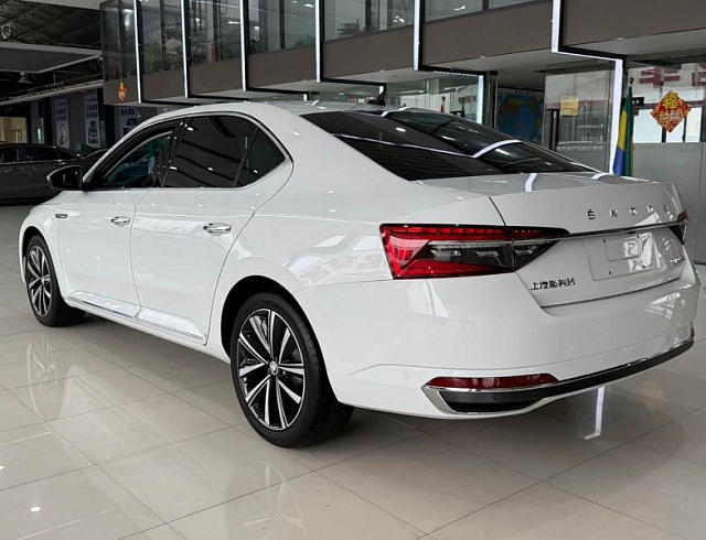 Skoda Superb 1.4 л 2023 г. Белый, пробег 40000 км