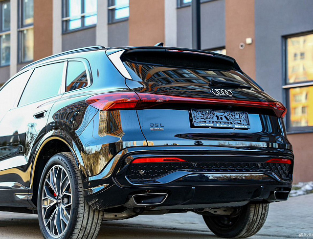 Audi Q5 черный 2025