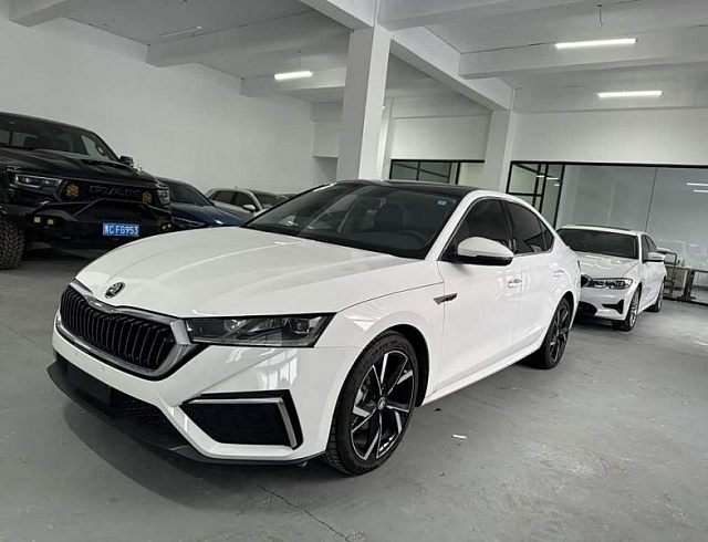 Skoda Octavia 1.4 л 2022 г. Белый, пробег 43800 км