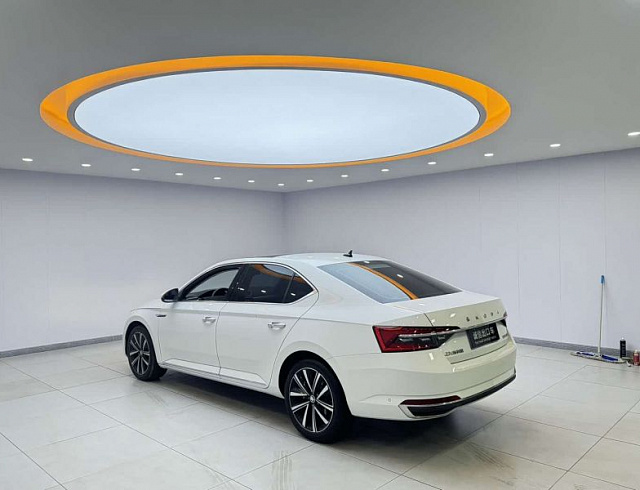 Skoda Superb 1.4 л 2023 г. Белый, пробег 26000 км