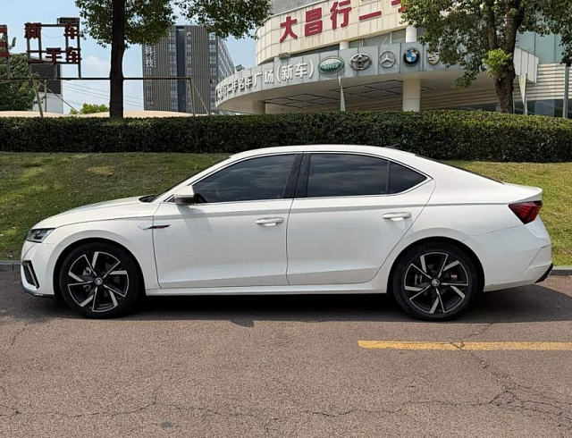 Skoda Octavia 1.4 л 2021 г. Белый, пробег 42000 км