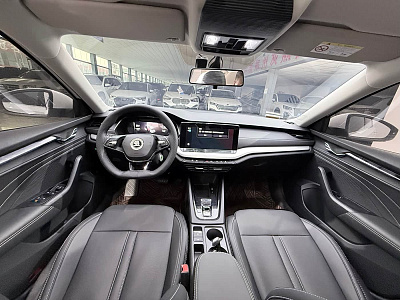 Skoda Octavia 1.4 л 2023 г. Белый, пробег 22000 км