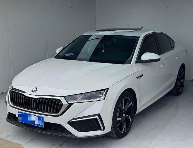 Skoda Octavia 1.4 л 2023 г. Белый, пробег 13899 км