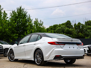 Toyota Camry белый 2026