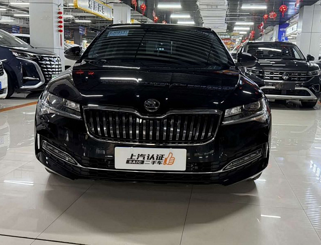Skoda Superb 1.4 л 2025 г. Чёрный, пробег 10000 км