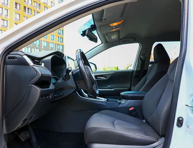 Toyota RAV4 белый 2021