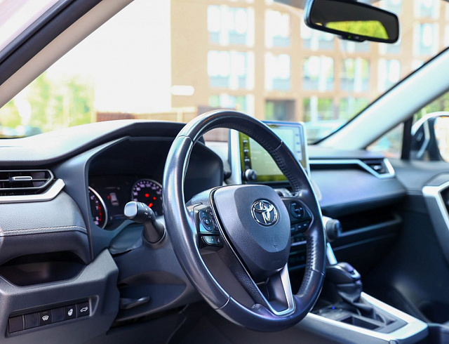 Toyota RAV4 белый 2021