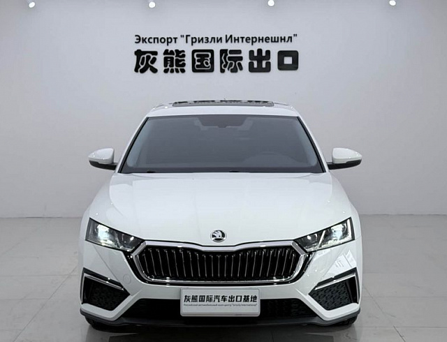 Skoda Octavia 1.4 л 2024 г. Белый, пробег 25000 км
