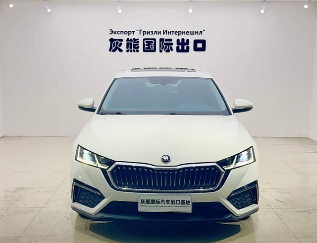 Skoda Octavia 1.4 л 2022 г. Белый, пробег 19000 км