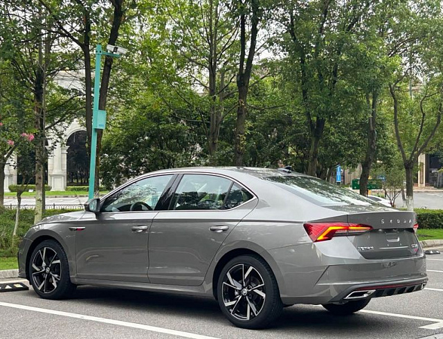 Skoda Octavia 1.4 л 2023 г. Серебристо-серый, пробег 14000 км