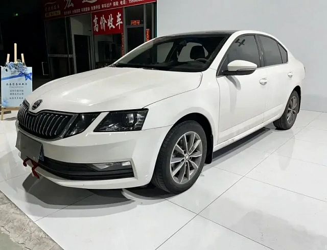 Skoda Octavia 1.5 л 2022 г. Белый, пробег 45000 км