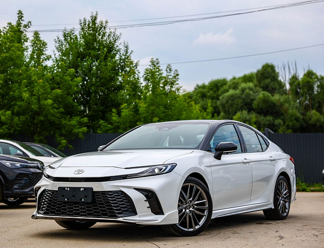 Toyota Camry белый 2026
