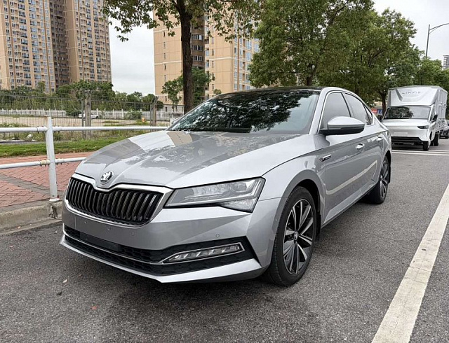 Skoda Superb 1.4 л 2023 г. Серебристо-серый, пробег 33000 км