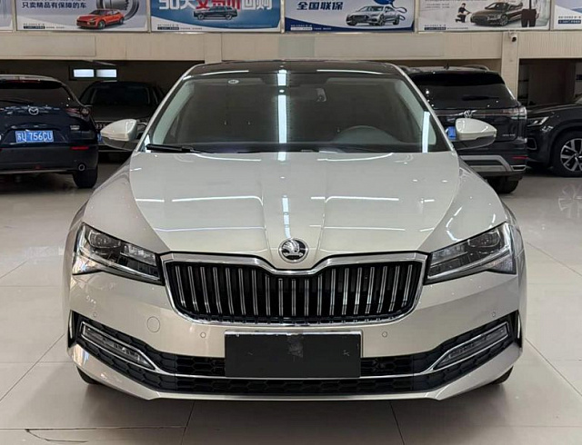 Skoda Superb 1.4 л 2023 г. желто-оранжевый, пробег 26000 км