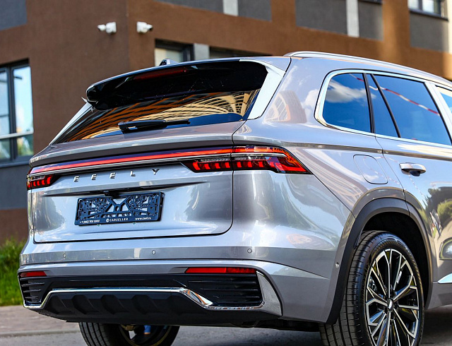 Geely Monjaro серый 2026