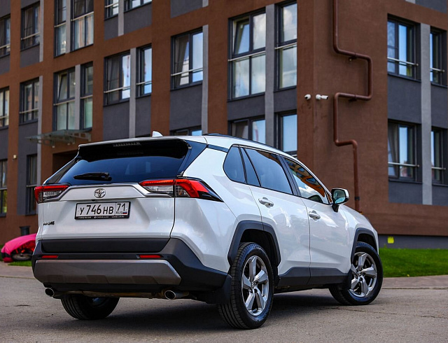 Toyota RAV4 белый 2021