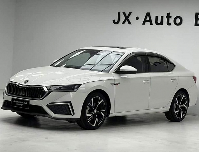 Skoda Octavia 1.4 л 2022 г. Белый, пробег 27000 км