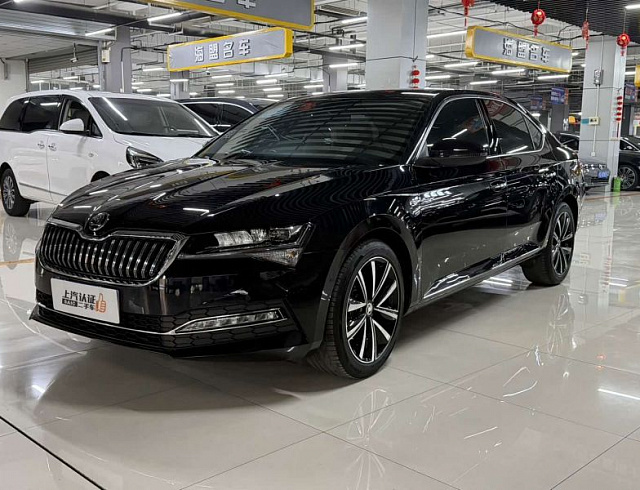 Skoda Superb 1.4 л 2025 г. Чёрный, пробег 10000 км