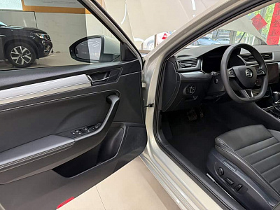 Skoda Superb 1.4 л 2023 г. желто-оранжевый, пробег 26000 км