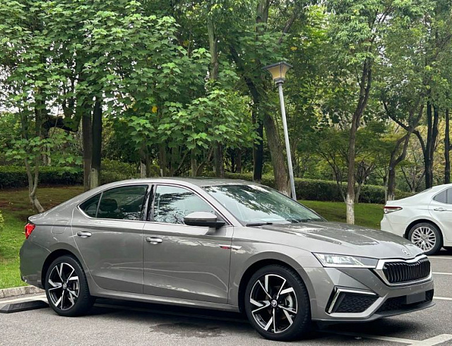 Skoda Octavia 1.4 л 2023 г. Серебристо-серый, пробег 14000 км