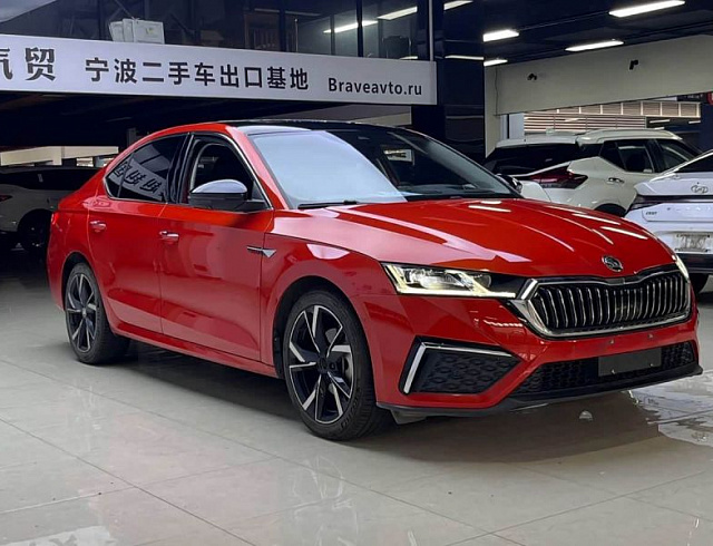 Skoda Octavia 1.4 л 2021 г. желто-оранжевый, пробег 31000 км