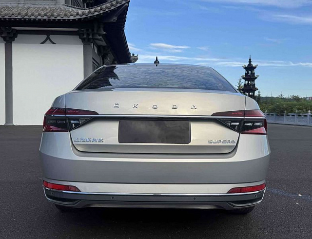 Skoda Superb 1.4 л 2022 г. желто-оранжевый, пробег 24000 км