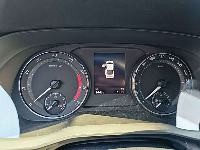 Skoda Octavia 1.4 л 2024 г. красный/фиолетовый, пробег 14400 км