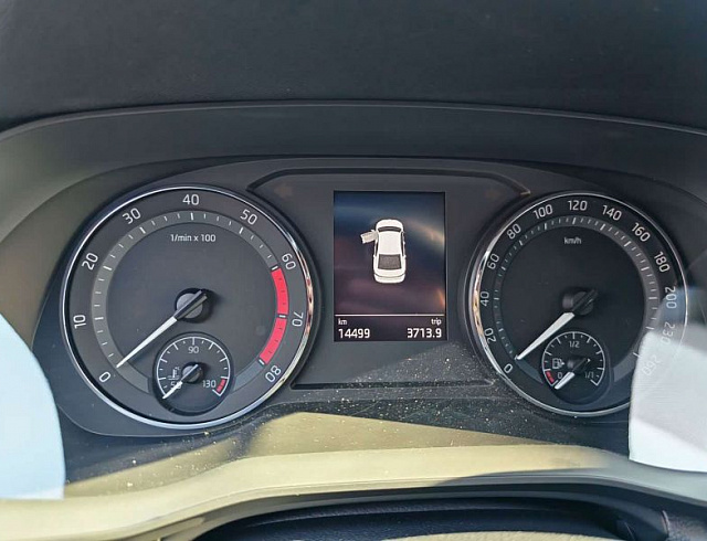 Skoda Octavia 1.4 л 2024 г. красный/фиолетовый, пробег 14400 км