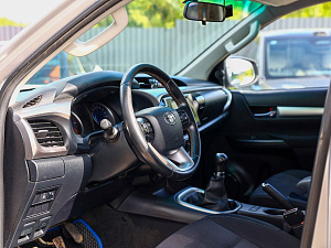 Toyota Hilux серебро 2015