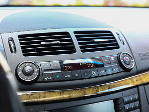 Mercedes-Benz E-Класс белый 2005