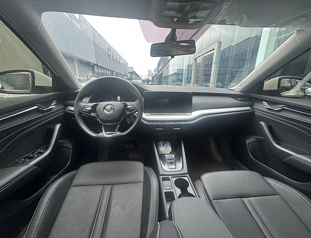 Skoda Octavia 1.4 л 2024 г. Белый, пробег 6000 км