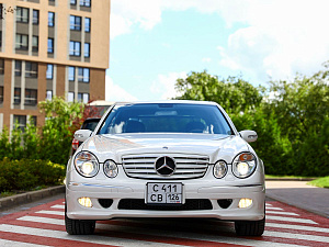 Mercedes-Benz E-Класс белый 2005