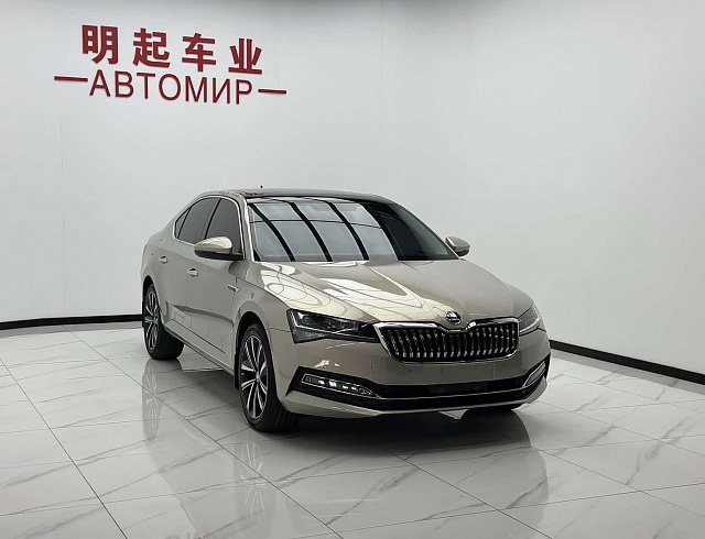Skoda Superb 1.4 л 2023 г. желто-оранжевый, пробег 35000 км