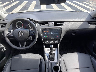 Skoda Octavia 1.5 л 2022 г. Белый, пробег 49000 км