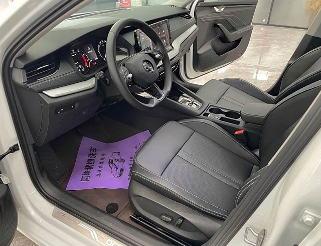 Skoda Octavia 1.4 л 2023 г. Белый, пробег 5300 км