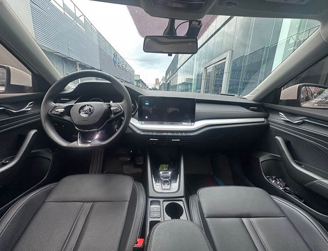 Skoda Octavia 1.4 л 2023 г. Белый, пробег 13000 км