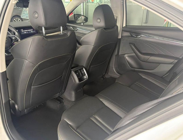 Skoda Octavia 1.4 л 2023 г. Белый, пробег 19000 км
