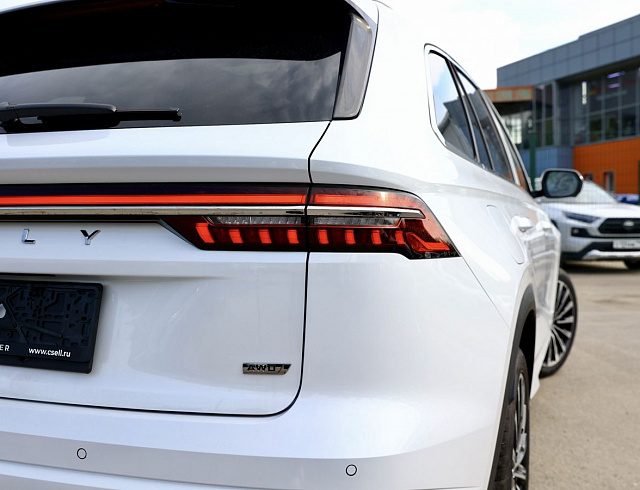Geely Monjaro белый 2026